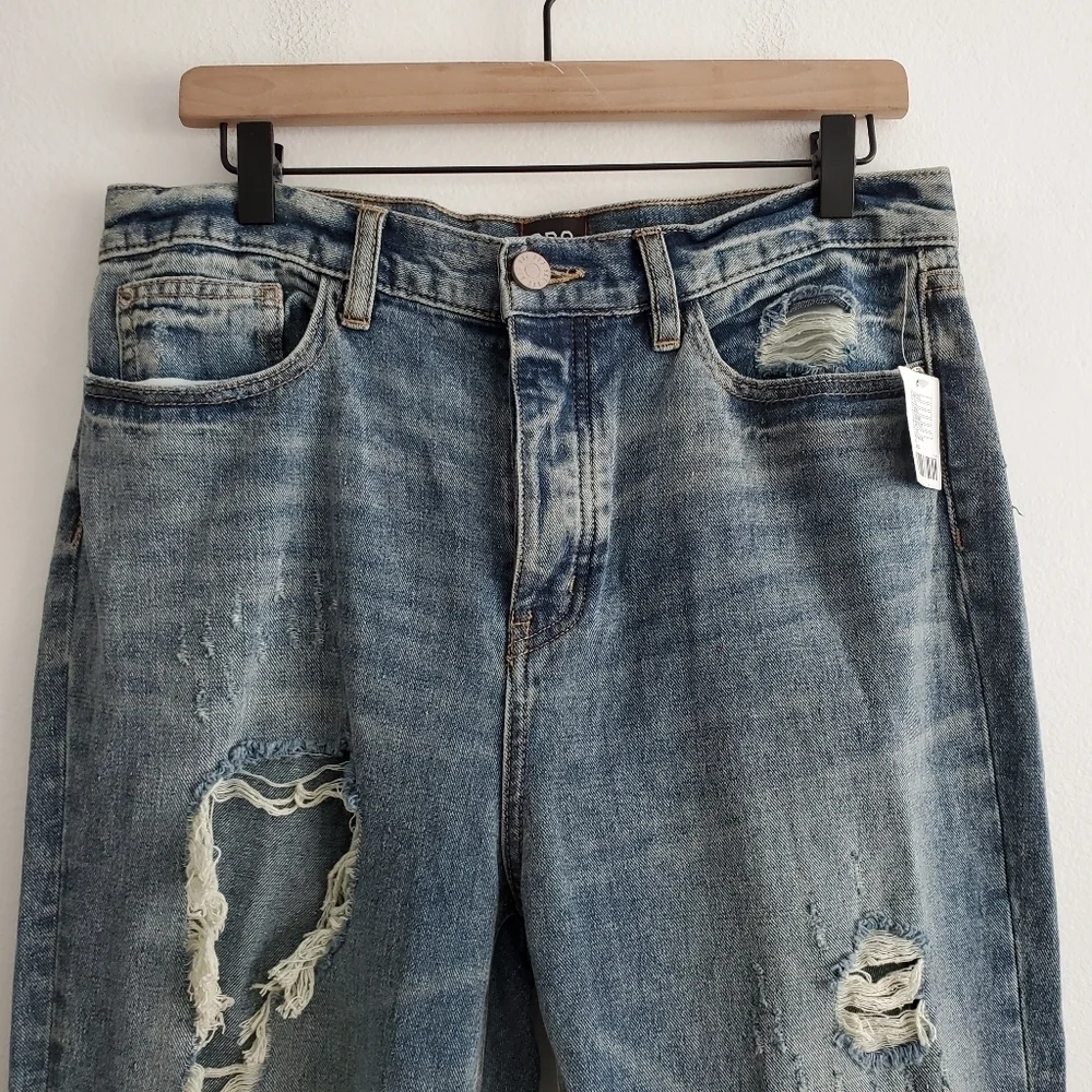NEW Urban Outfitters BDG Straight & Narrow High Rise Distressed‎ Denim Jeans